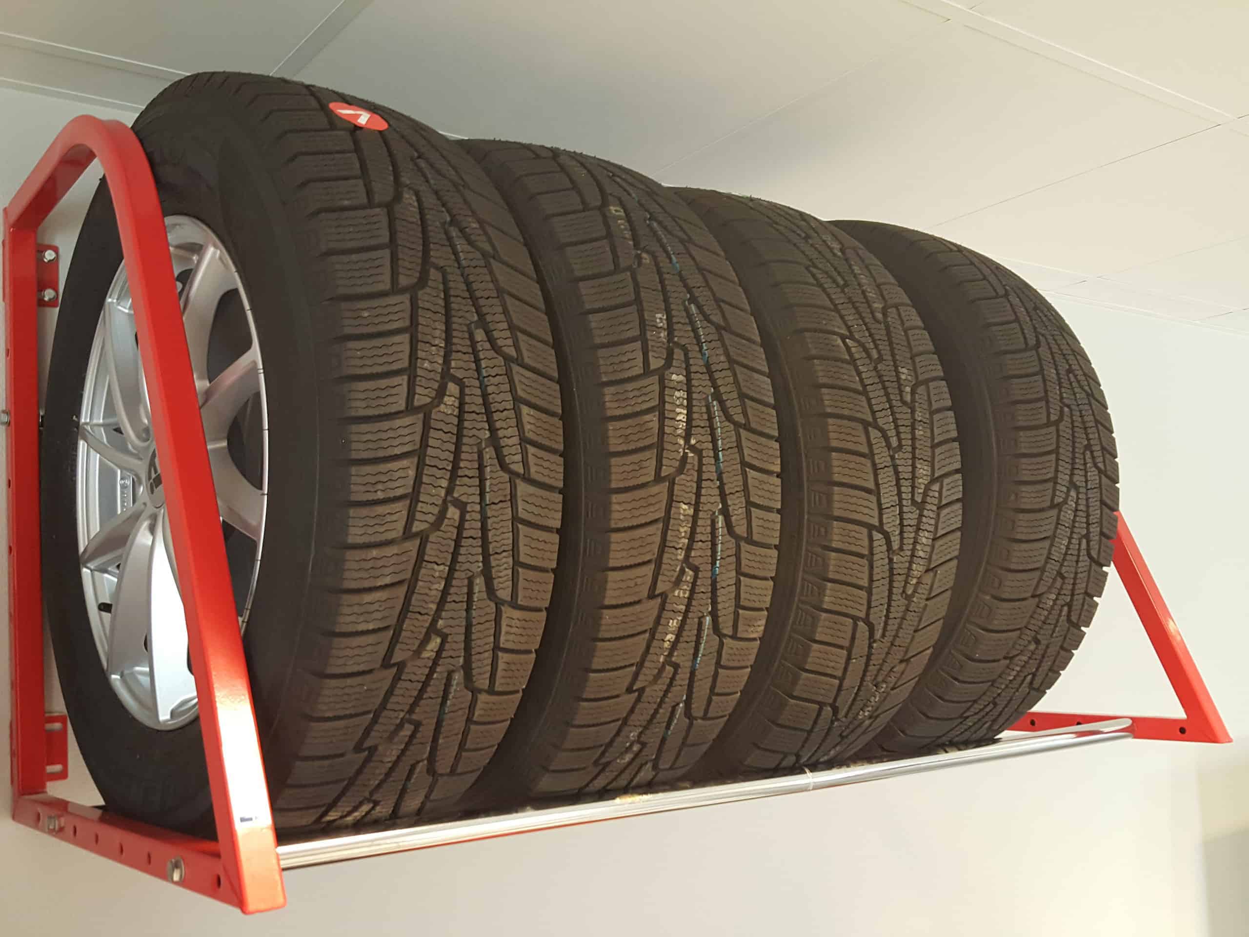 Däckställ med däck som är monterat på vägg.