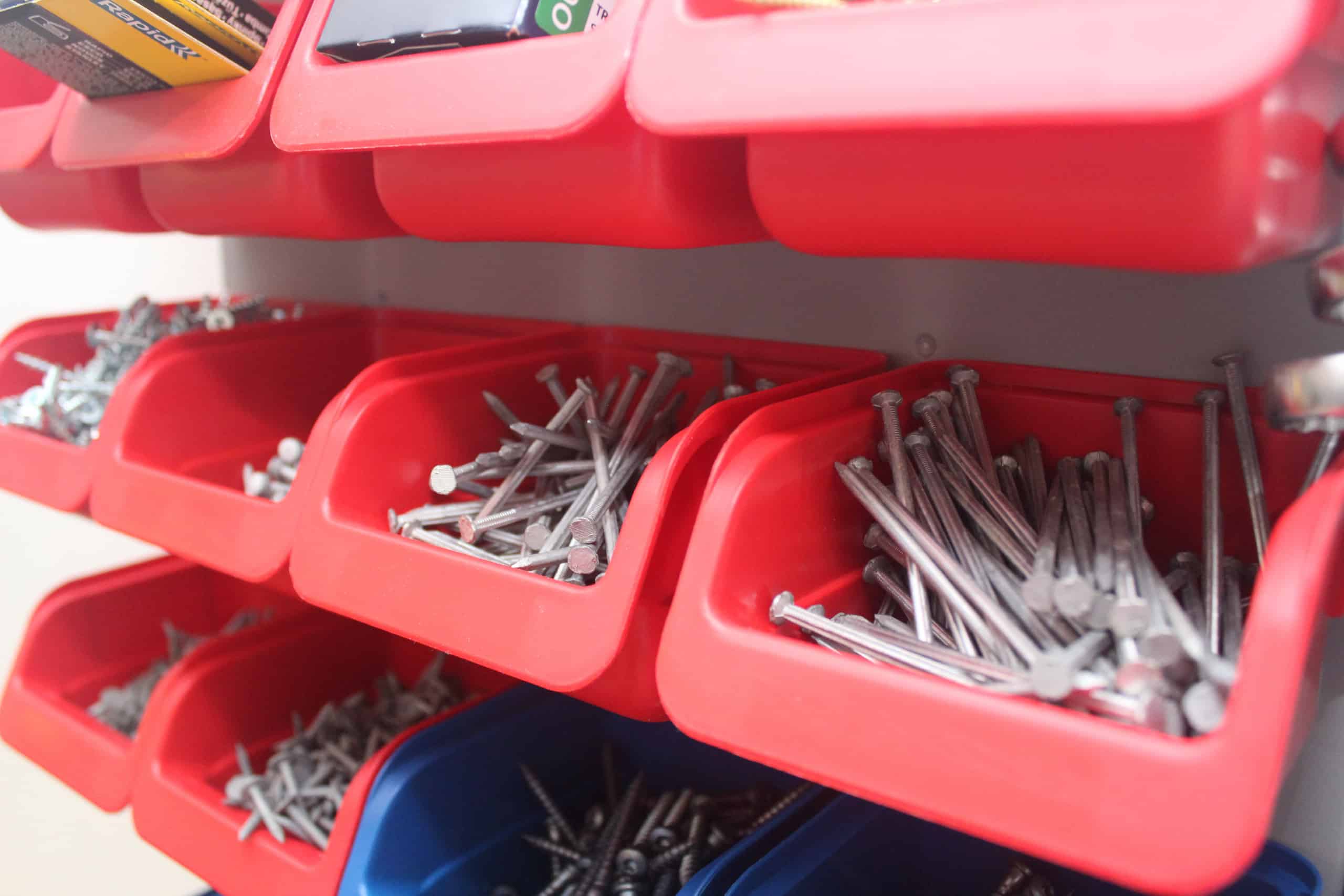 skruv i närbild på vertygstavla.