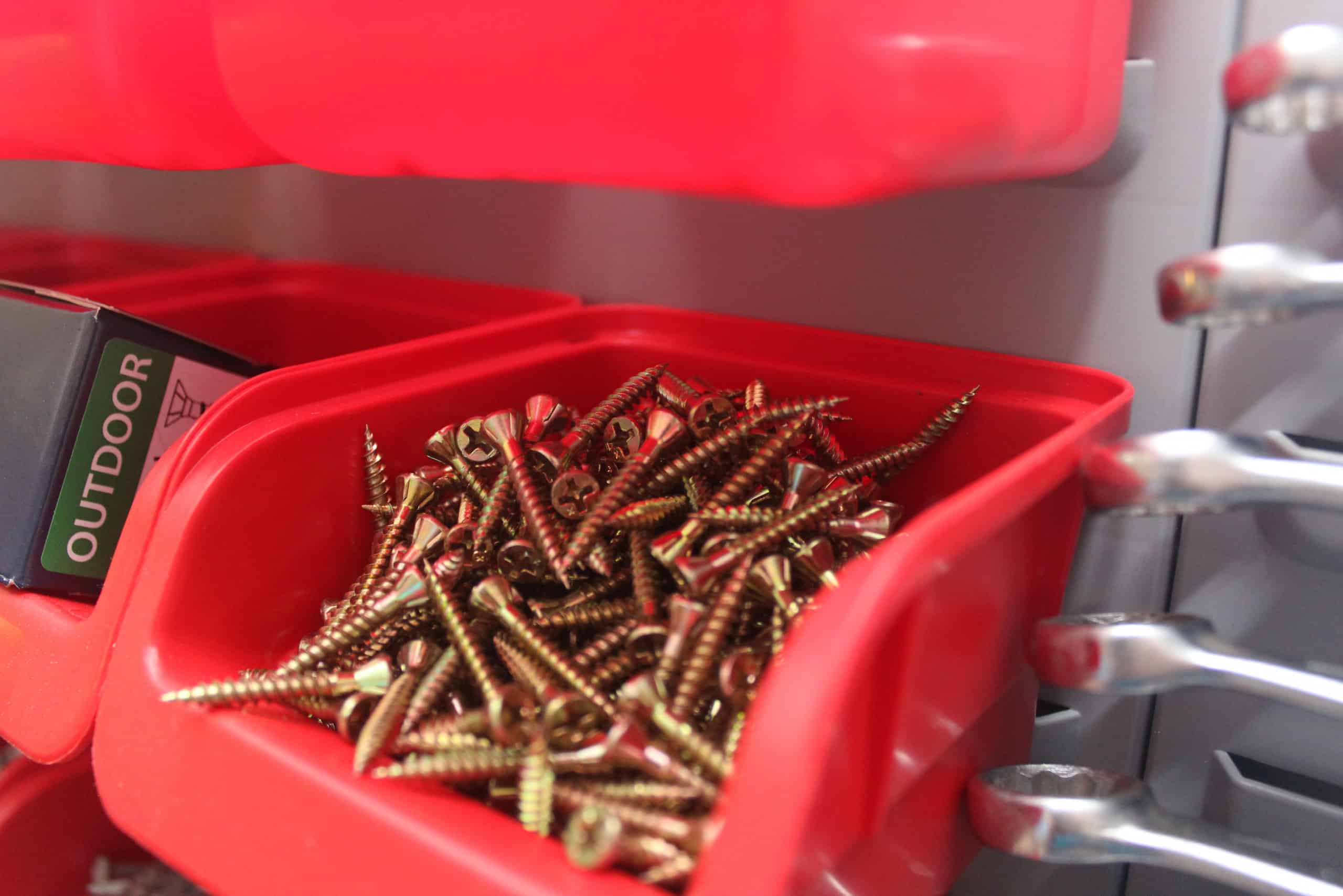 Närbild på skruv i vertygstavlan