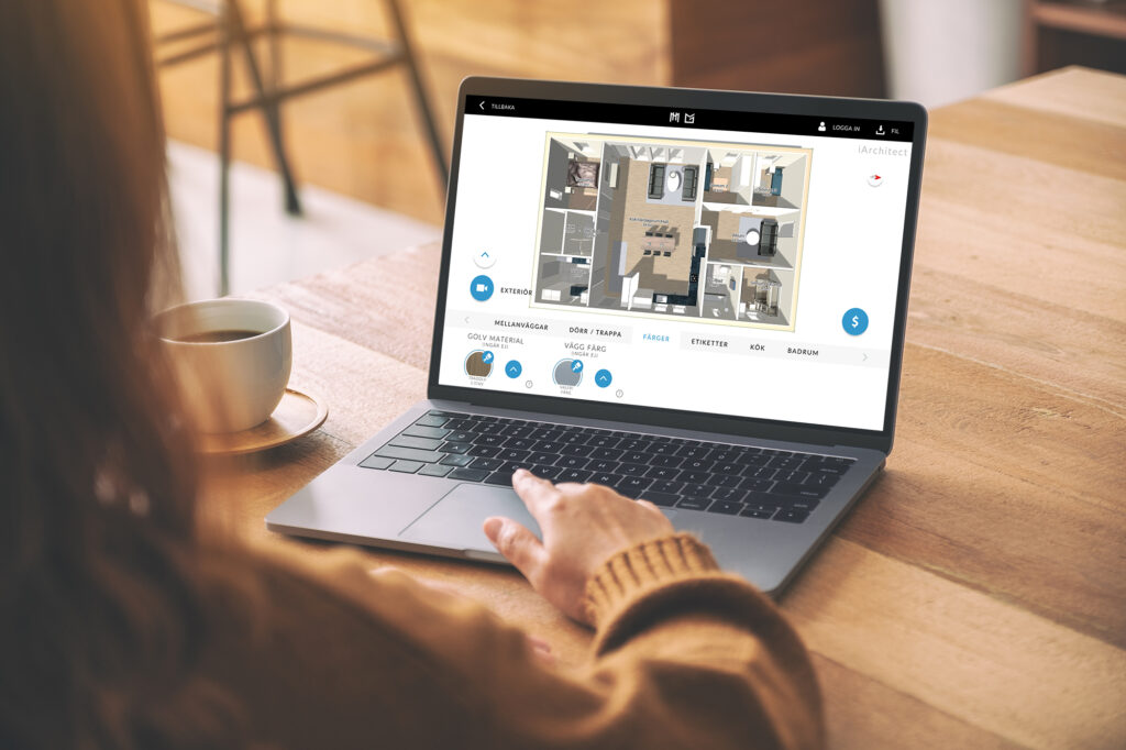Kvinna planerar hus i Mellby Homes digitala ritverktyg iArchitect på en bärbar dator.
