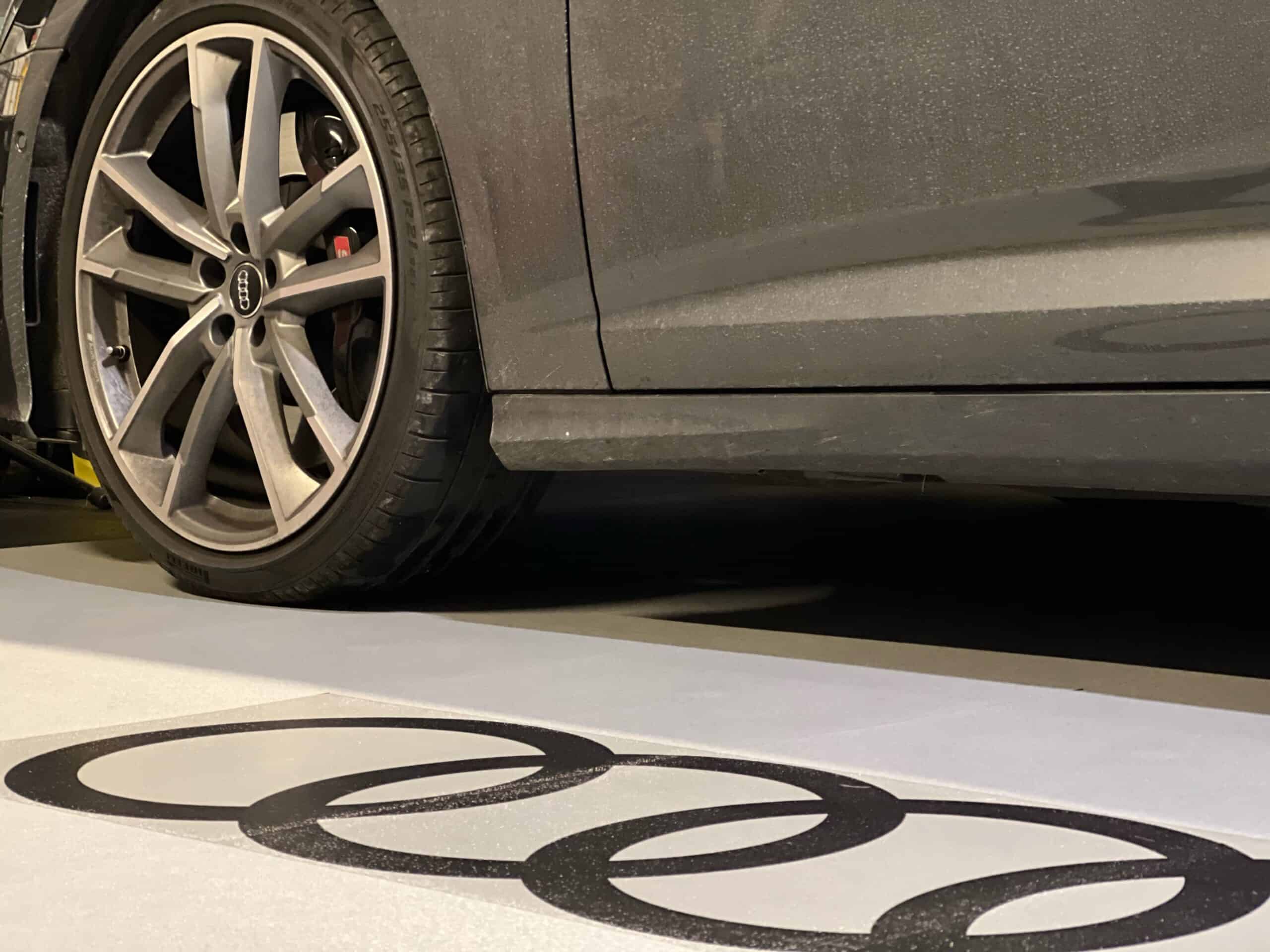 Fortelock Invisible Golv med Audi logga.