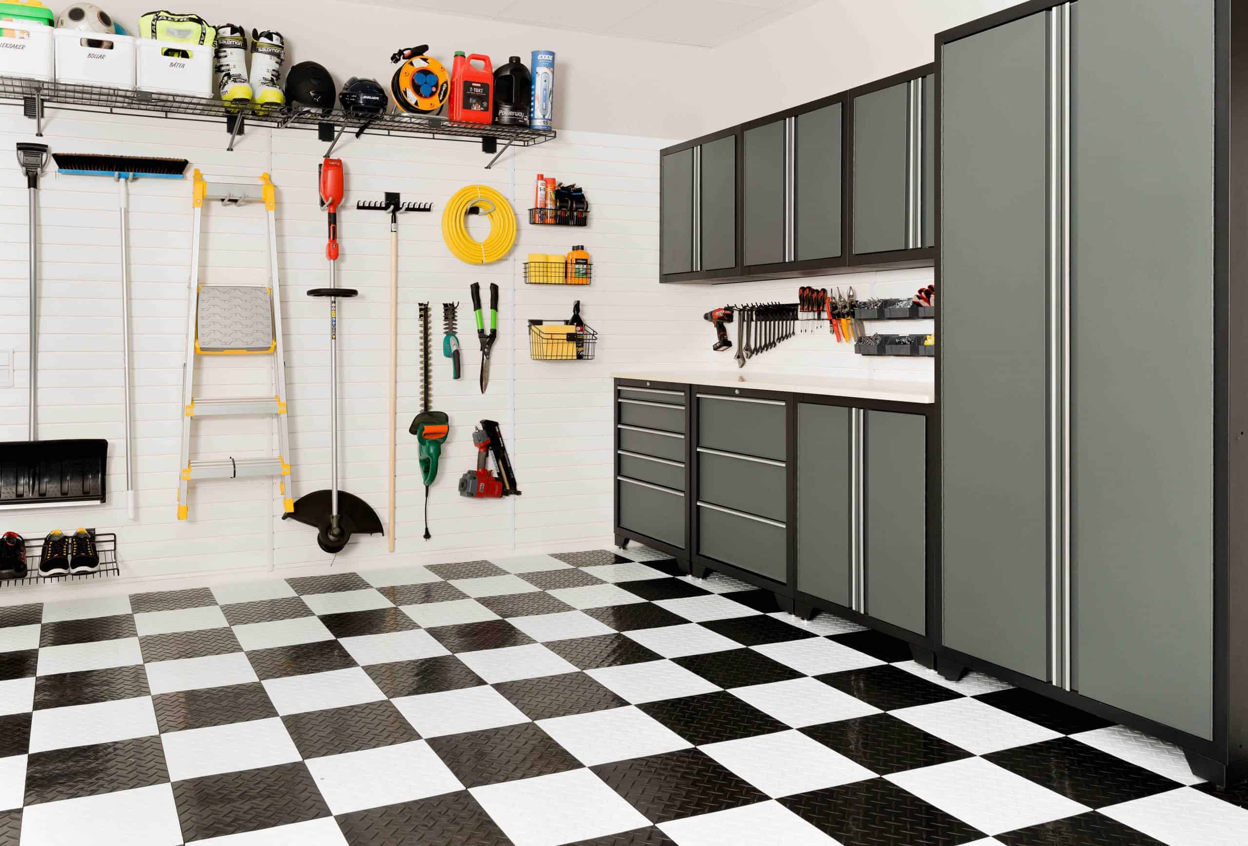 Panosta säilytysratkaisuihin autotallissa ja suunnittele toimiva