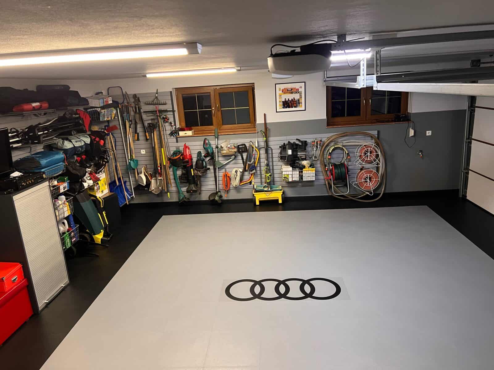 Fortelock Invisible golv i garage med Audi-logga