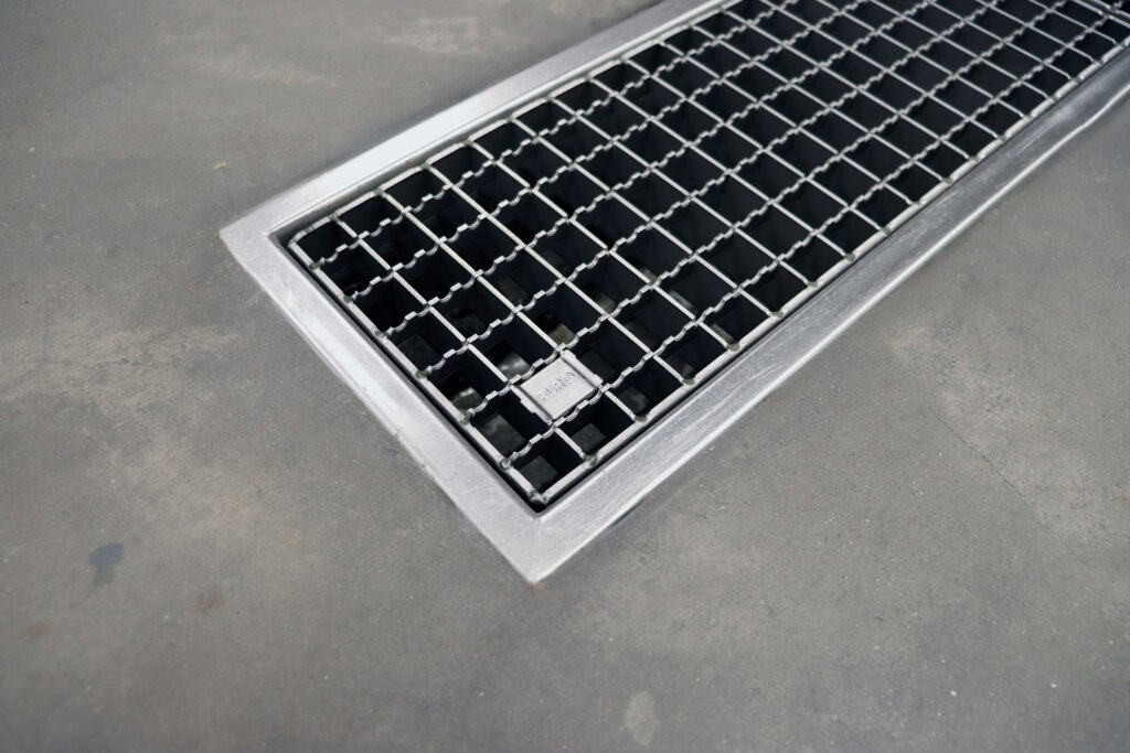 Avdunstningsränna garage rostfri i närbild